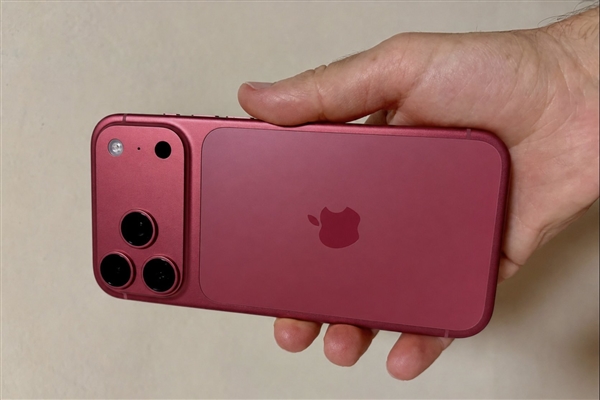 iPhone 18 Pro Max戴壳后重量超过半斤：被网友调侃为健身器材