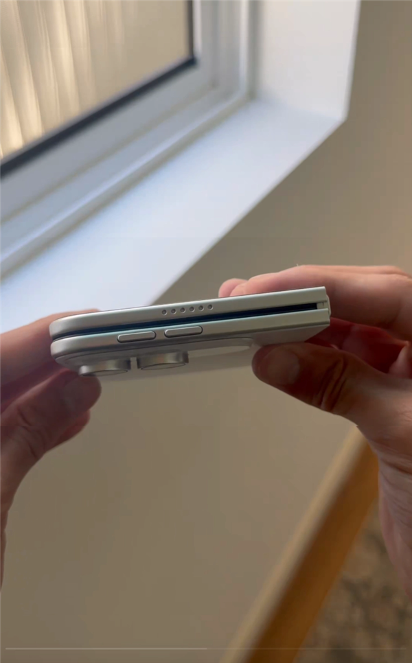 9月发布！苹果首款折叠手机iPhone Ultra白色版机模亮相：折痕明显